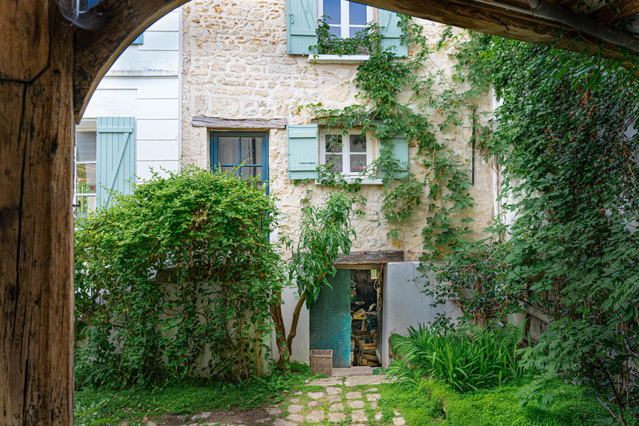 Façade en pierre et jardin clos du Clos Tellier